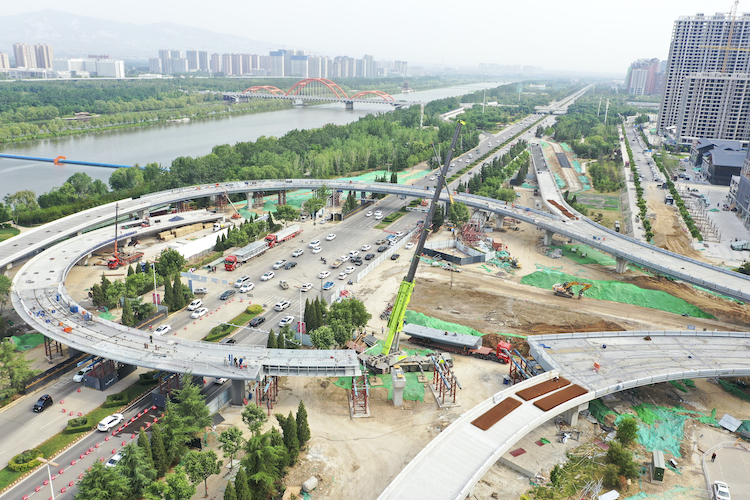 市區(qū)五一路快速通道工程西段順利合龍。