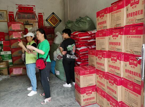 湖南省永州市江華瑤族自治縣越野e族江華中隊17輛越野車，滿載著永州市星望混凝土有限公司捐贈的7萬元物資送達(dá)江華瑤族自治縣蔚竹口鄉(xiāng)磨刀村。受訪單位供圖