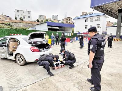 圖為民警對重點(diǎn)車輛是否攜帶毒品進(jìn)行檢查。省禁毒委供圖