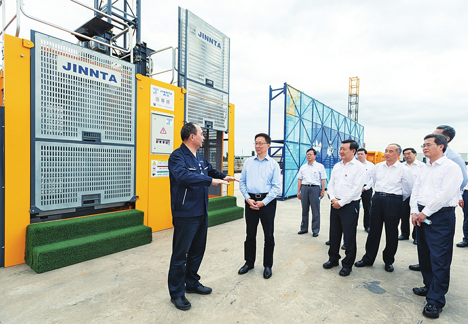 六月二十八日，中共中央政治局常委、國務(wù)院副總理韓正到山西太原調(diào)研，主持召開煤炭清潔高效利用專題座談會并講話。這是韓正走進山西建筑產(chǎn)業(yè)現(xiàn)代化瀟河園區(qū)，察看綠色智能建筑裝備制造基地建設(shè)情況。新華社記者翟健嵐攝