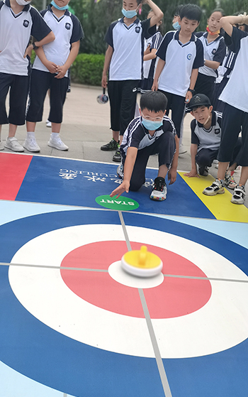 河北省威縣第四小學(xué)學(xué)生練習(xí)陸地冰壺動(dòng)作。 趙國(guó)華攝