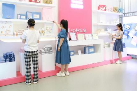 多樣的高陽(yáng)紡織產(chǎn)品吸引大家關(guān)注。班靜怡攝