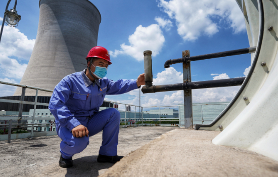 河北涿州京源熱電有限責(zé)任公司技術(shù)人員正在對(duì)設(shè)備進(jìn)行檢驗(yàn)排查。劉楊攝