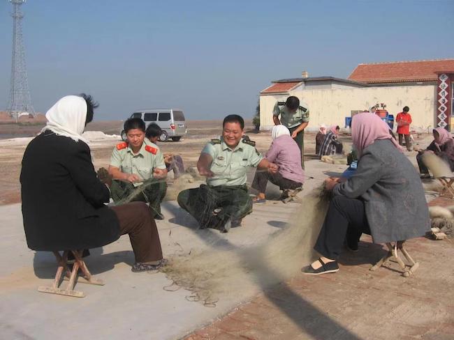 宋萬民幫助漁民修補漁網(wǎng)。 濱州市公安局海岸警察支隊岔尖派出所供圖