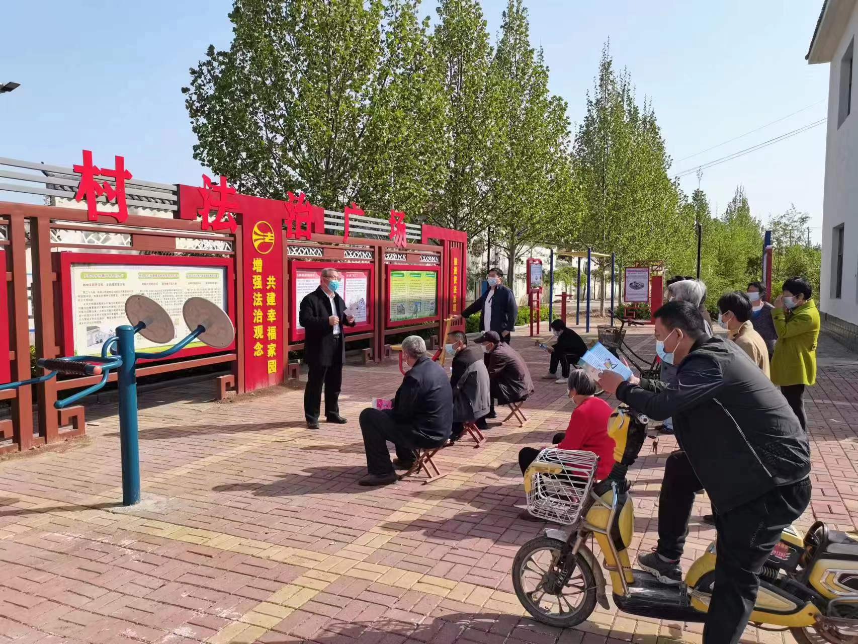 邢臺市臨西縣司法局工作人員走近群眾進(jìn)行普法宣傳。 孟凡儒攝