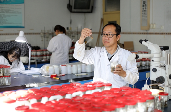 武大勇在實(shí)驗(yàn)室開展檢驗(yàn)工作。 受訪者供圖