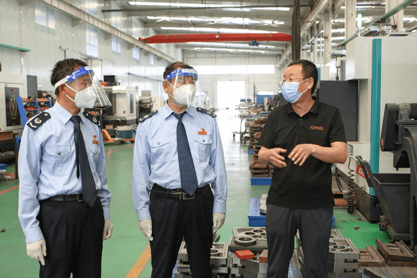 河北豐南區(qū)稅務局工作人員就組合式稅費支持政策落實情況走訪轄區(qū)納稅人。 王娜攝