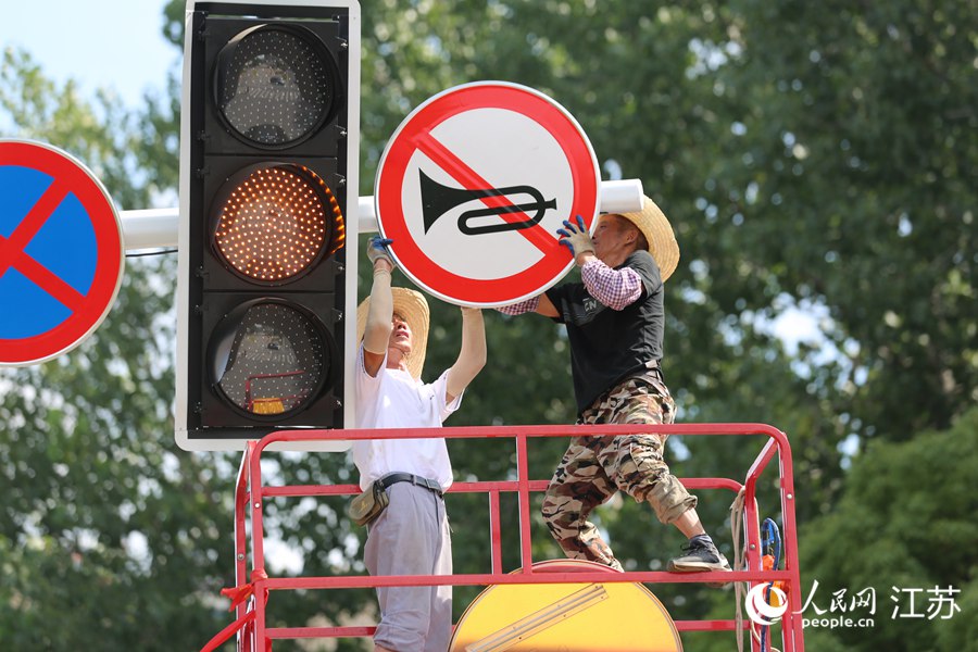 南京路政人員搶修交通指示牌。人民網(wǎng) 冷金明攝