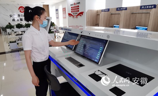 工作人員介紹自助系統(tǒng)的功能和使用方法。人民網(wǎng) 胡雨松攝