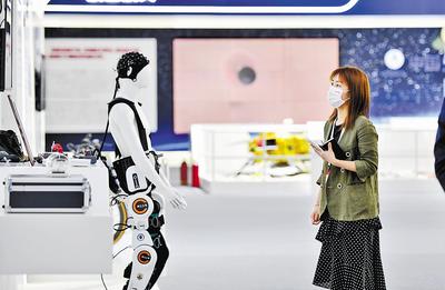 近日，第六屆世界智能大會(huì)在天津開(kāi)幕，圖為參會(huì)嘉賓參觀(guān)天津制造業(yè)立市展。 新華社記者 趙子碩攝