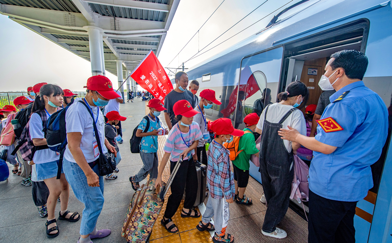 乘高鐵出發(fā)。