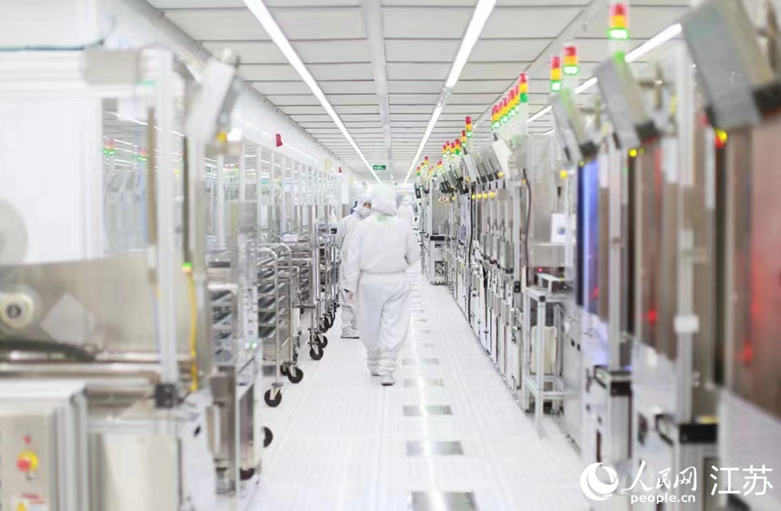 在希捷國(guó)際科技（無(wú)錫）有限公司生產(chǎn)車間，技術(shù)人員正在巡查作業(yè)。新吳區(qū)委宣傳部供圖