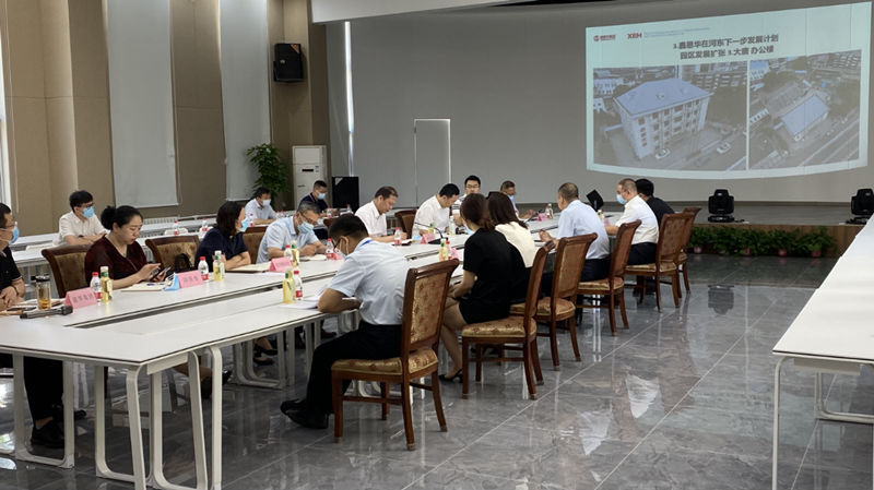 河東區(qū)委書記范少軍一行深入老電建公司辦公園區(qū)就盤活園區(qū)工作進行部署研究。河東區(qū)供圖