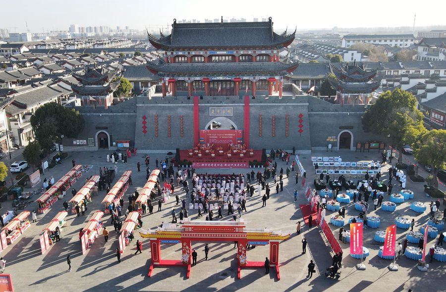 城門掛春聯(lián)，金湖沖刺“開門紅”。陳義寶攝