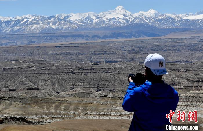 4月5日，游客在觀景臺(tái)拍攝札達(dá)土林。　李林 攝