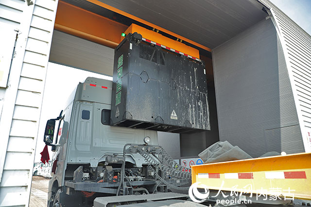 萬(wàn)利新能源數(shù)字陸港里，正在充換電站進(jìn)行換電的重卡。人民網(wǎng)記者 趙夢(mèng)月攝