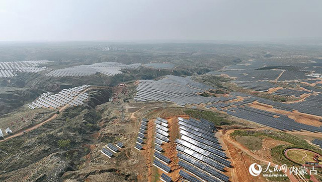 伊金霍洛旗天驕綠能50萬(wàn)千瓦采煤沉陷區(qū)生態(tài)治理光伏發(fā)電示范項(xiàng)目。人民網(wǎng) 孟佳澍攝