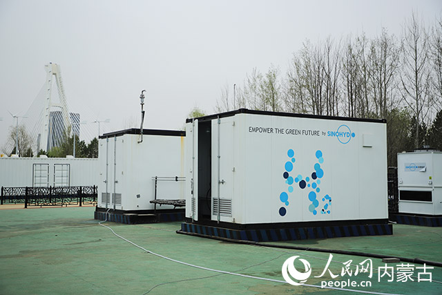 鄂爾多斯碳中和研究院內(nèi)的制氫設(shè)備。人民網(wǎng)記者 趙夢(mèng)月攝