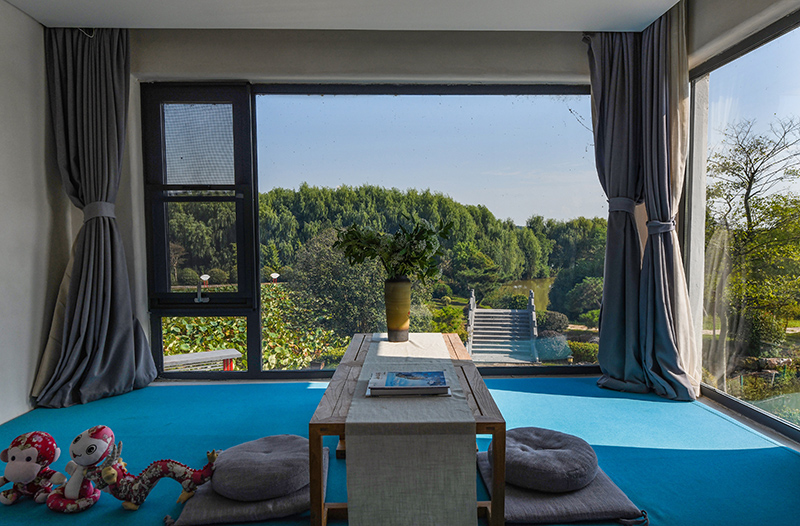 位于四頂山腳下的四頂山居，推窗見景，望山親水。吳芳攝