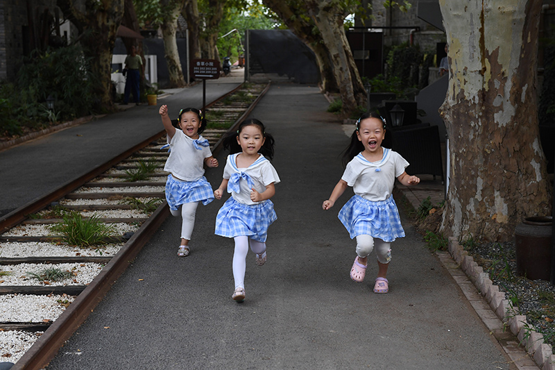 由礦場家屬區(qū)改造而來的“鮮花小院”民宿，深受孩子們的喜愛。吳芳攝