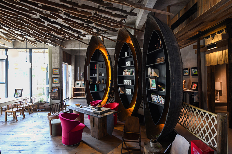 漁船、船槳……花田·僑鄉(xiāng)里的裝飾材料，多是從當(dāng)?shù)靥詠淼呐f物。 吳芳攝