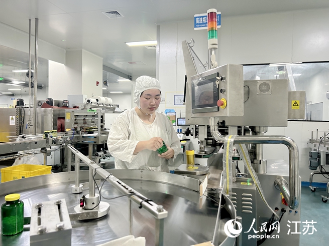 工作人員在操作檢測儀器。人民網(wǎng) 王丹丹攝