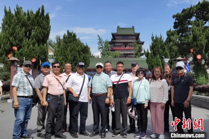 圖為臺(tái)灣新北市永和區(qū)里長聯(lián)誼會(huì)江西參訪團(tuán)一行在南昌滕王閣前合影?！×鴷缘?攝