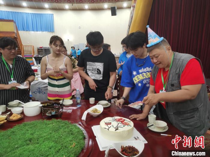 圖為內(nèi)蒙古臺(tái)辦為臺(tái)胞過生日?！±類燮?攝