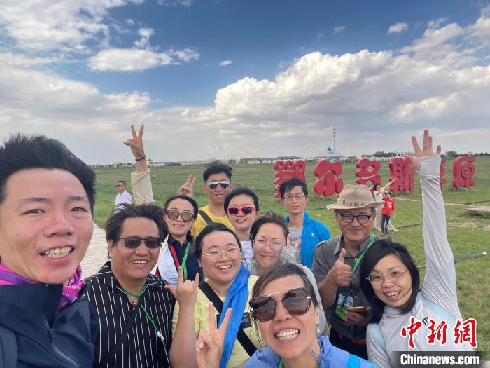 圖為臺(tái)胞在鄂爾多斯草原合影?！∪~冠賢 攝