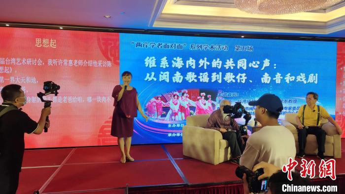 歌仔說唱非遺傳承人張?jiān)缕寂楷F(xiàn)場(chǎng)演唱?！罘?攝