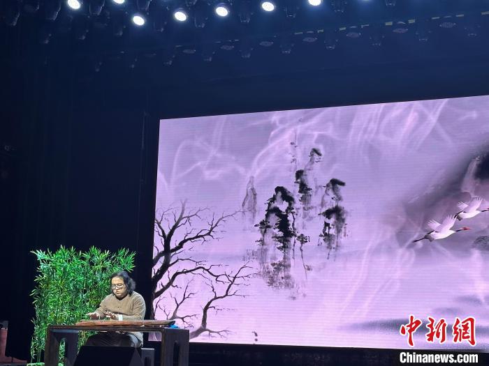 閩派古琴名家陳志強演奏一曲《流水》?！堺惥?攝