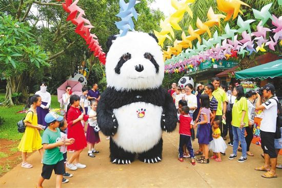 5月2日上午，“五一”小長(zhǎng)假的第二天，海口熱帶野生動(dòng)植物園迎來(lái)客流小高峰，園區(qū)里可愛(ài)的“大熊貓”造型吸引眾多小游客。海南日?qǐng)?bào)記者 張茂 通訊員 熊麗 攝