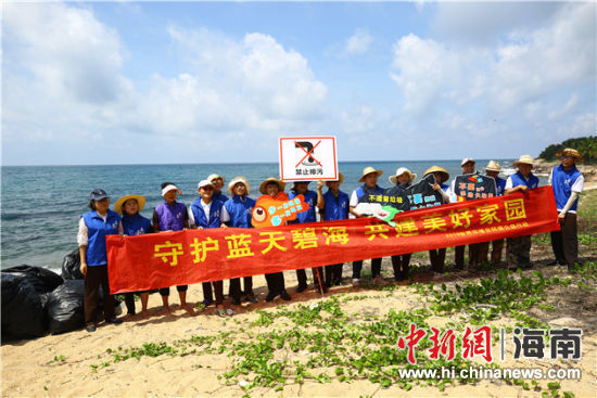 環(huán)保志愿者呼吁停止隨地扔垃圾、破壞環(huán)境等不文明行為。