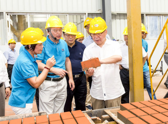2019年6月21日下午，省長沈曉明在三亞建筑廢棄物綜合利用廠，查看用建筑廢棄物綜合處理后制成的再生水泥磚。海南日報記者 宋國強 攝