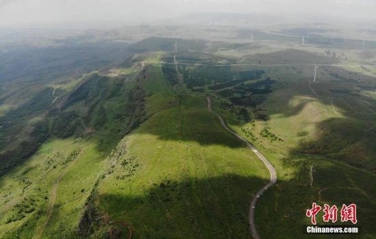 6月28日，夏日鏡頭下的河北張家口張北“草原天路”蜿蜒曲折。 中新社記者 楊艷敏 攝