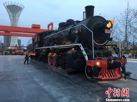 公園內(nèi)保留布置了蒸汽時(shí)代火車頭?！「呒t超 攝