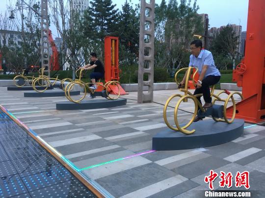 市民使用公園內(nèi)的健身設(shè)施。　高紅超 攝