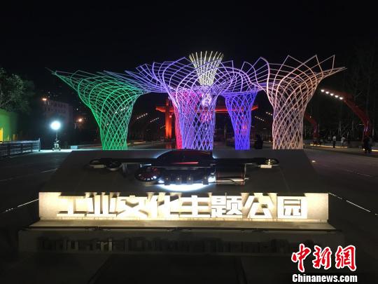 夜晚，奧運(yùn)“五色樹”的燈光。　高紅超 攝