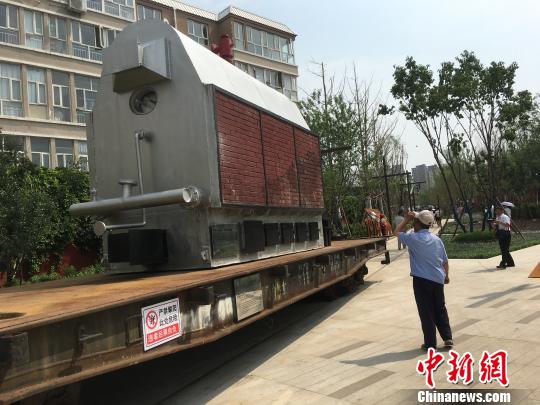 公園內(nèi)陳列著臥式蒸汽鍋爐等工業(yè)產(chǎn)品?！「呒t超 攝