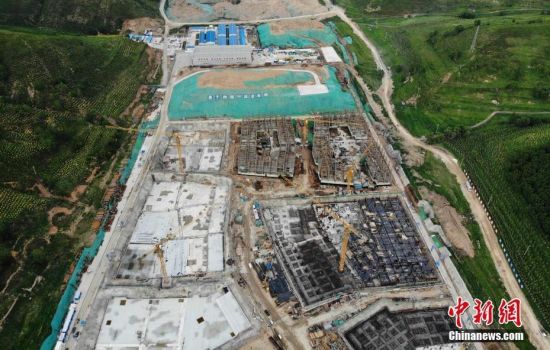 6月28日，航拍鏡頭下的河北張家口冬奧會(huì)太子城冰雪小鎮(zhèn)項(xiàng)目。太子城冰雪小鎮(zhèn)項(xiàng)目位于2022年冬奧會(huì)張家口賽區(qū)核心區(qū)，連接張家口賽區(qū)云頂和古楊樹(shù)兩個(gè)競(jìng)賽場(chǎng)館群，建成后將承擔(dān)賽時(shí)核心區(qū)配套保障功能，提供冬奧頒獎(jiǎng)、貴賓接待、交通換乘、休閑娛樂(lè)等服務(wù)，賽后將成為一座國(guó)際化四季度假小鎮(zhèn)。 中新社記者 楊艷敏 攝