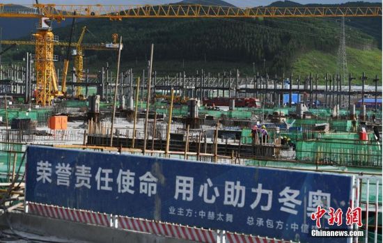 6月28日，河北張家口冬奧會(huì)太子城冰雪小鎮(zhèn)項(xiàng)目現(xiàn)場(chǎng)。太子城冰雪小鎮(zhèn)項(xiàng)目位于2022年冬奧會(huì)張家口賽區(qū)核心區(qū)，連接張家口賽區(qū)云頂和古楊樹(shù)兩個(gè)競(jìng)賽場(chǎng)館群，建成后將承擔(dān)賽時(shí)核心區(qū)配套保障功能，提供冬奧頒獎(jiǎng)、貴賓接待、交通換乘、休閑娛樂(lè)等服務(wù)，賽后將成為一座國(guó)際化四季度假小鎮(zhèn)。 中新社記者 楊艷敏 攝