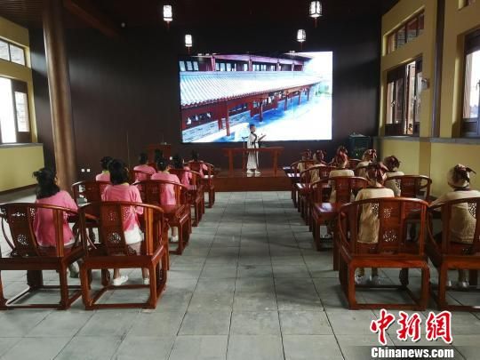 學(xué)生們在大原書院誦讀國學(xué)經(jīng)典?！⊥貔i 攝