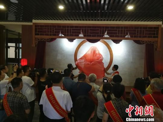 為董子石像揭幕?！⊥貔i 攝