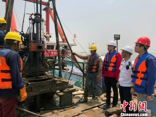 圖為勘察設(shè)計(jì)人員與常熟海事局執(zhí)法船在現(xiàn)場(chǎng)配合鉆探施工?！∥赫?攝