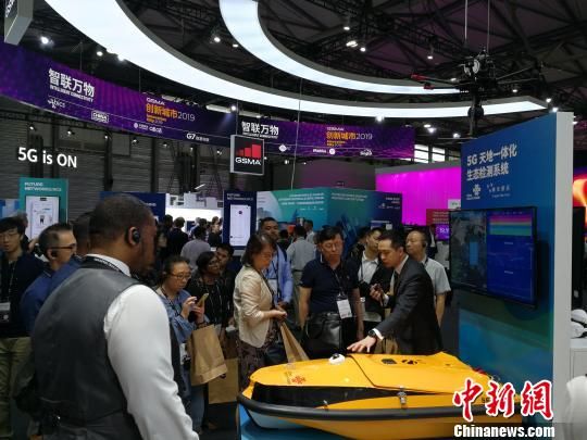 圖為現(xiàn)場人員講解5G“天地一體化”生態(tài)檢測系統(tǒng)?！∪伟厮?攝