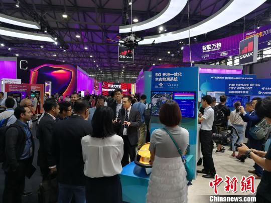 雄安新區(qū)展臺吸引不少眾多觀眾駐足關(guān)注?！∪伟厮?攝