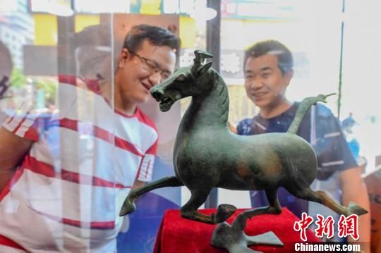 甘肅省博物館將榮登《國家寶藏》的文物銅奔馬和人頭形器口彩陶瓶搬到了絲路如意餐廳，讓顧客在餐廳內(nèi)就能近距離的和文物面對面。　鐘欣 攝