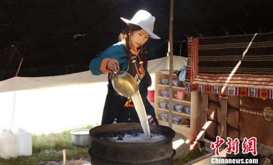 圖為展示瑪曲藏民族傳統(tǒng)特色美食制作工藝?！＄娦?攝