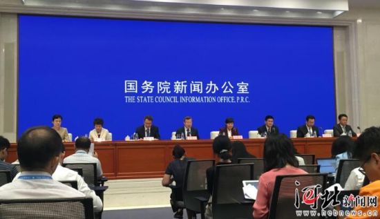 8月26日，國(guó)務(wù)院新聞辦召開國(guó)務(wù)院政策例行吹風(fēng)會(huì)。圖為吹風(fēng)會(huì)現(xiàn)場(chǎng)。 記者李巍攝