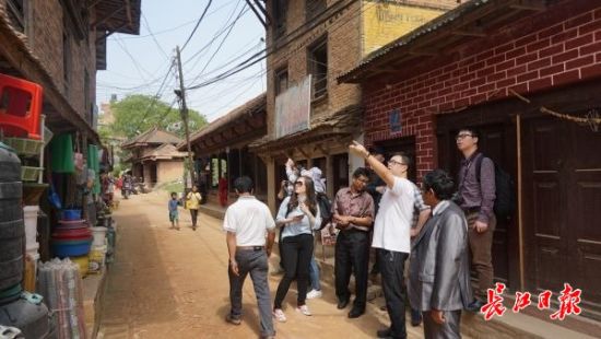 在尼泊爾，武漢市土地利用和城市空間規(guī)劃研究中心設計團隊現(xiàn)場踏勘。(武漢市土地利用和城市空間規(guī)劃研究中心 供圖)